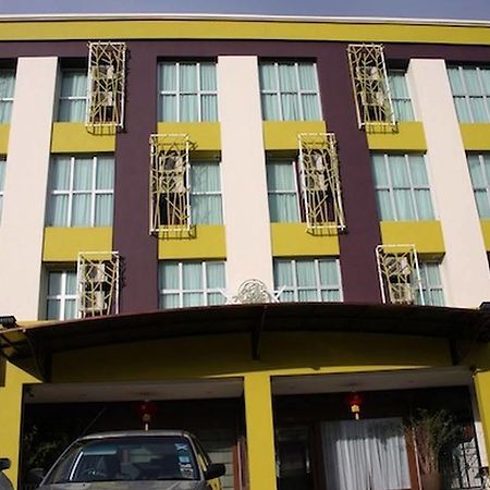 Grand Medallion Hotel Kuching Exterior photo