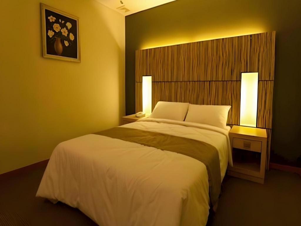 Grand Medallion Hotel Kuching Exterior photo