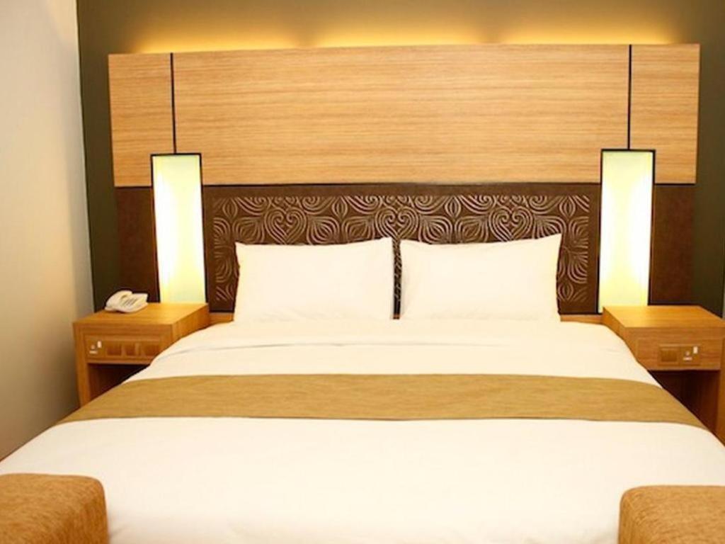 Grand Medallion Hotel Kuching Exterior photo