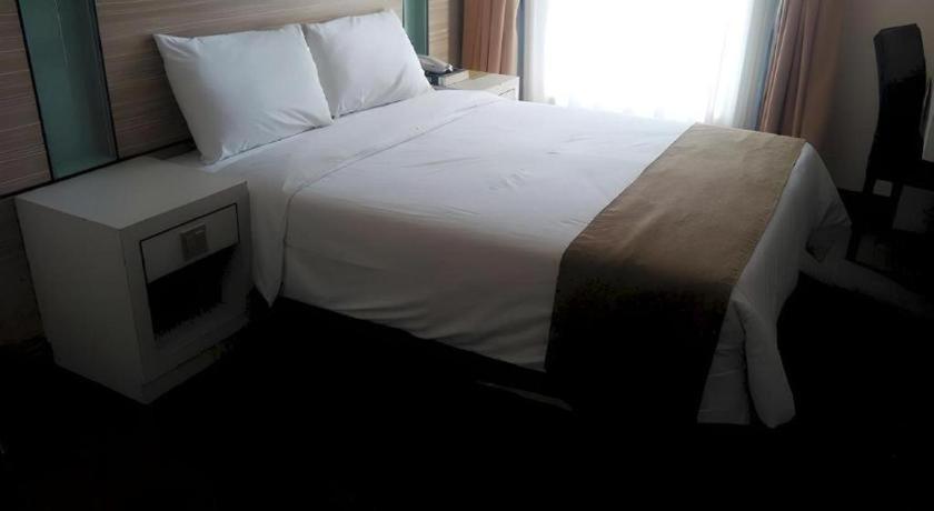 Grand Medallion Hotel Kuching Exterior photo