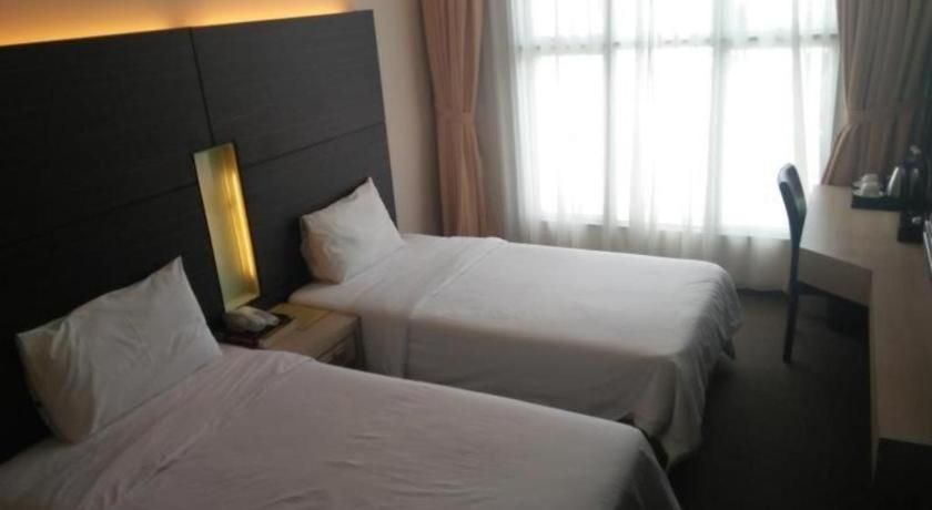 Grand Medallion Hotel Kuching Exterior photo
