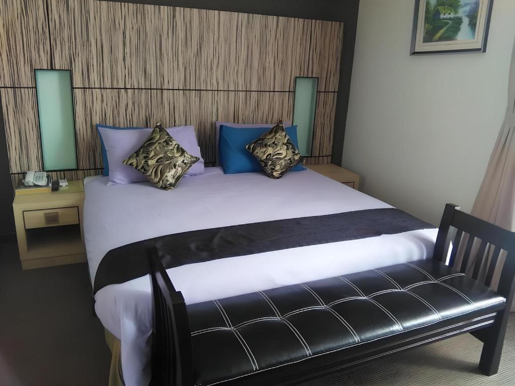 Grand Medallion Hotel Kuching Exterior photo