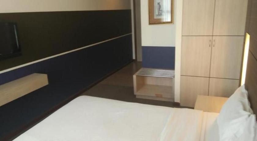 Grand Medallion Hotel Kuching Exterior photo