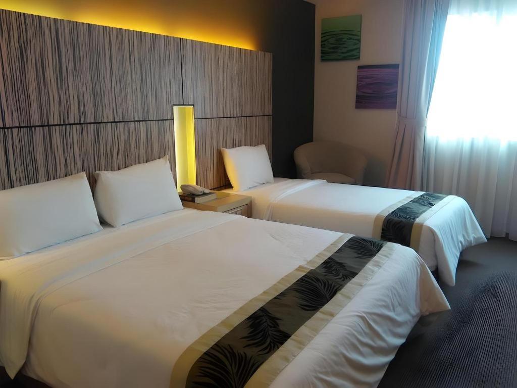 Grand Medallion Hotel Kuching Exterior photo